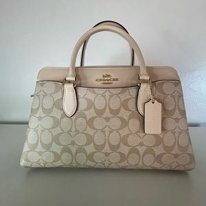 Darcie Carryall in Blocked Signature Canvas.